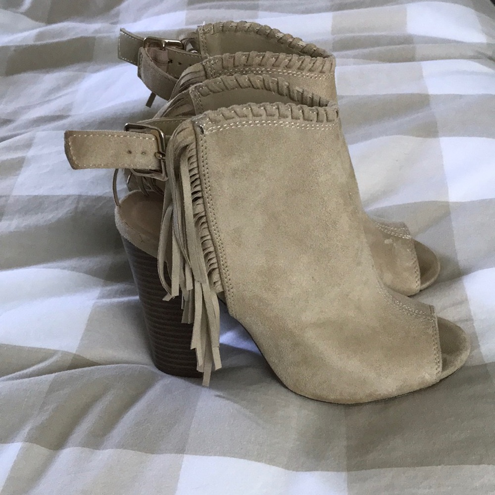 ✨✨Open toe fringe booties!✨✨